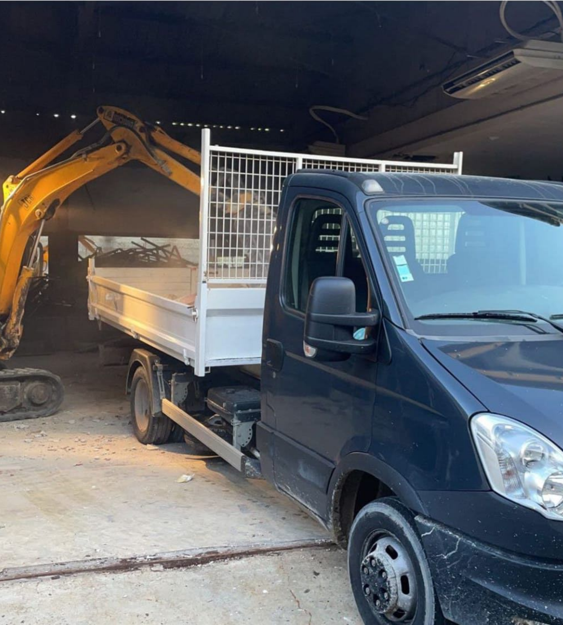 Une excavatrice chargeant un camion