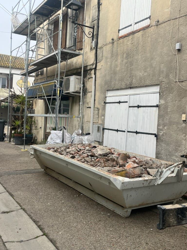 Benne à gravats 3m3 de JH Pro Location de Benne sur un chantier aux Saintes-Maries-de-la-Mer pour l'