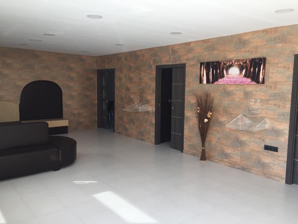 Una sala de estar con un sofá y un cuadro en la pared.