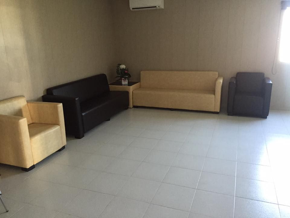 Una sala de estar con un sofá y dos sillas