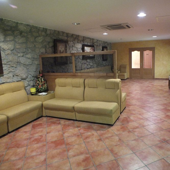 Una habitación grande con un sofá y sillas.