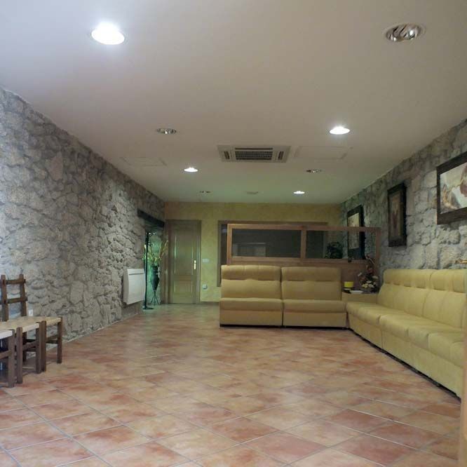 Una habitación grande con un sofá y sillas.