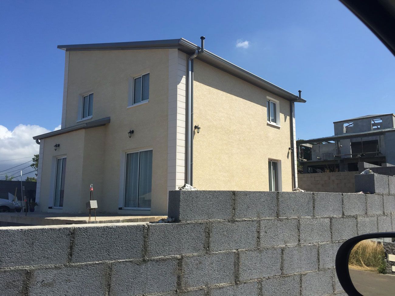 Maison aux murs beiges
