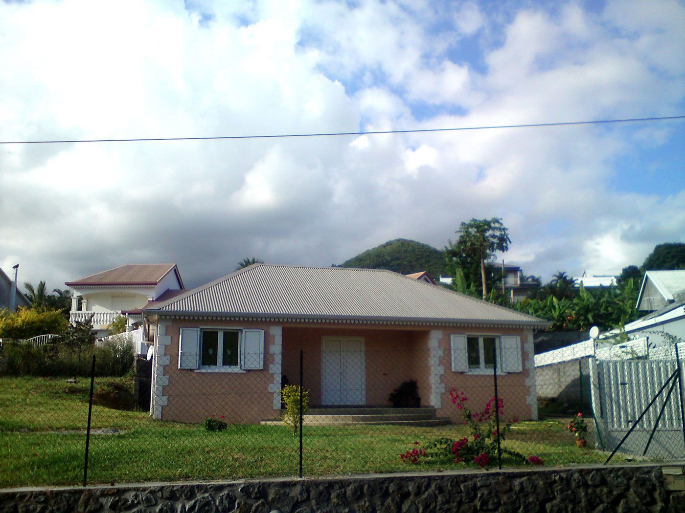 Maison sur un niveau avec terrain grillagé