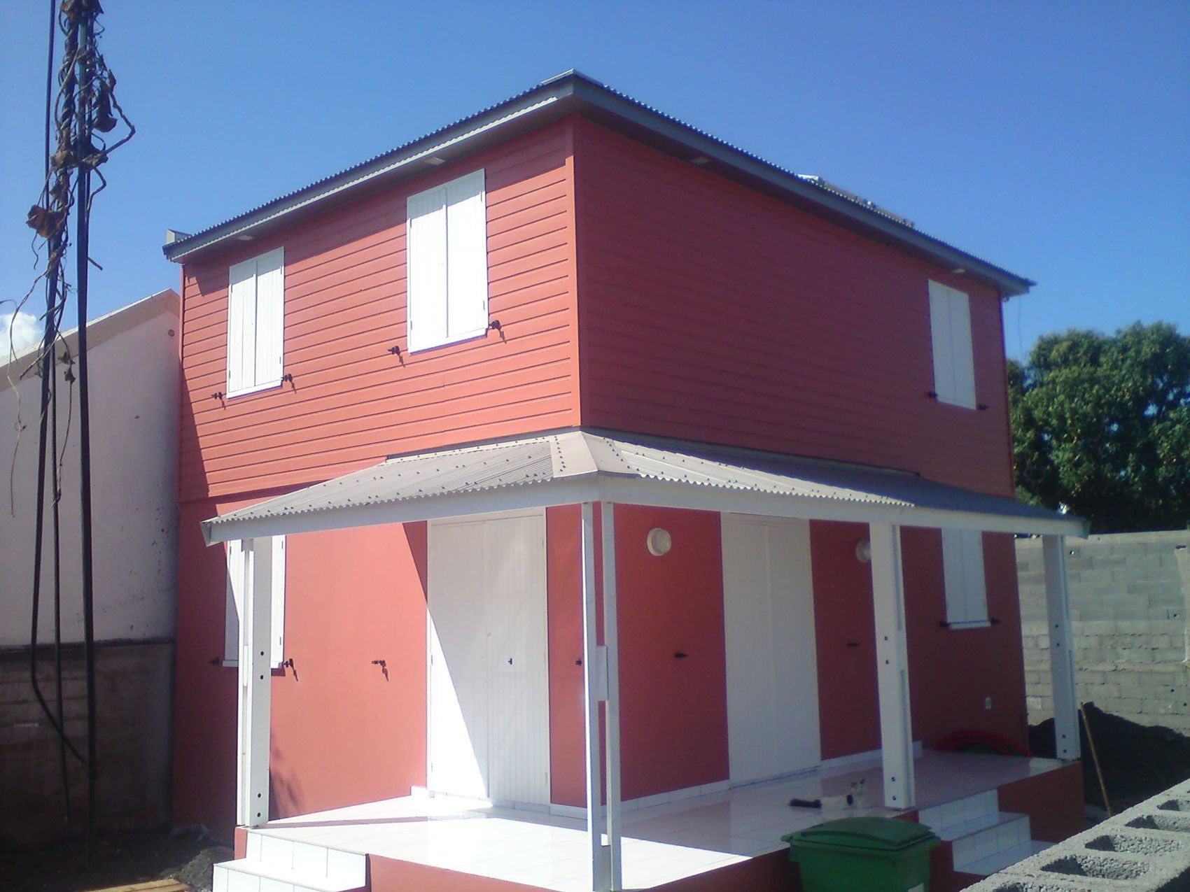 Maison avec mur extérieur bleu clair et partie avec bardage en vois