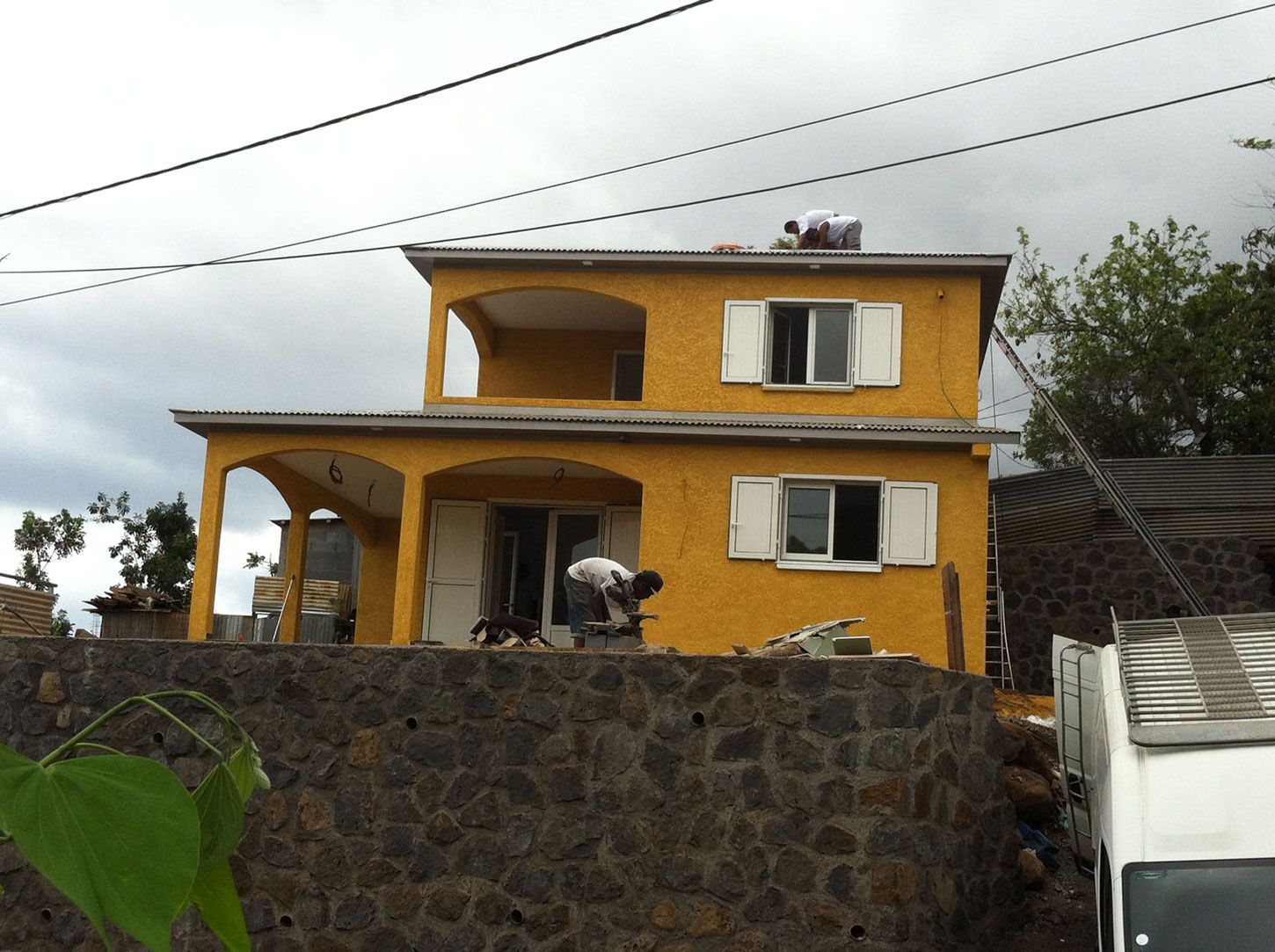 Des professionnels s'occupant d'une maison réunionnaise