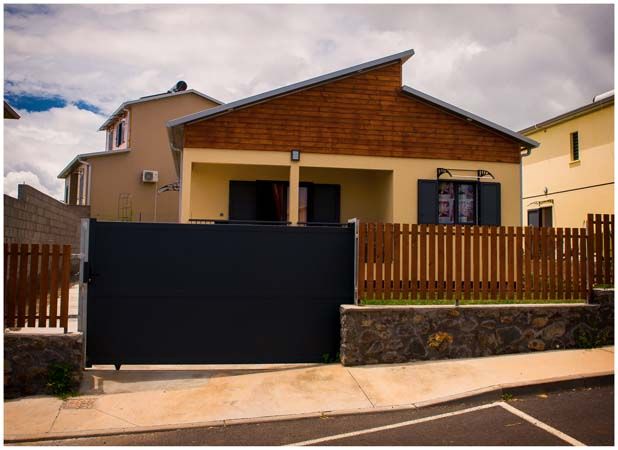 Maison avec un portail noir
