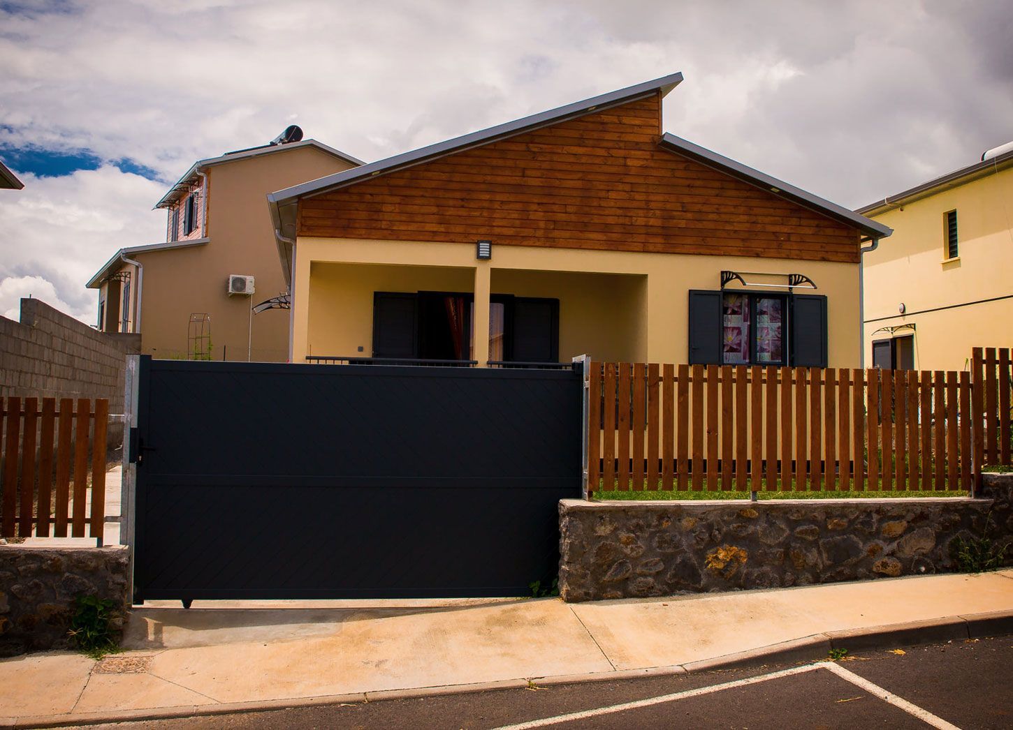 Maison avec grand portail noir