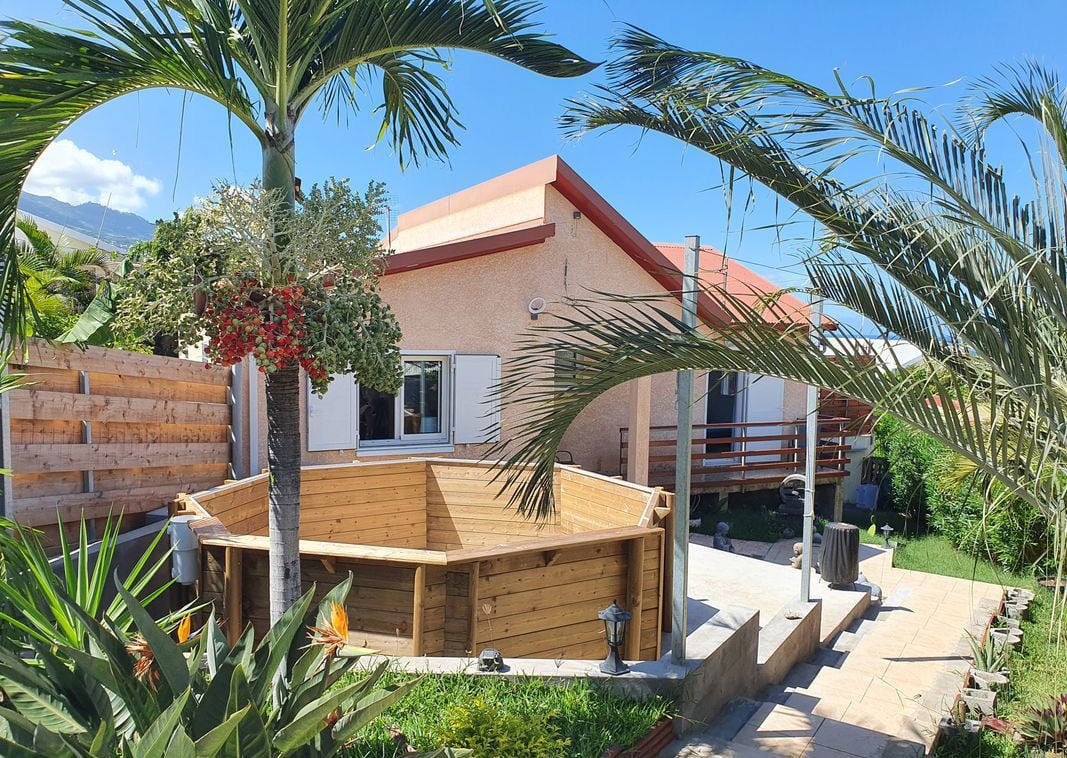Jardin d'une maison réunionnaise avec une piscine hors-sol