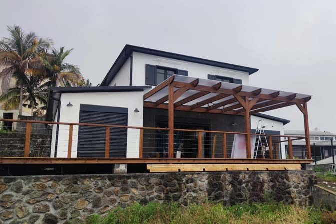 Maison moderne avec encadrements et portes noirs