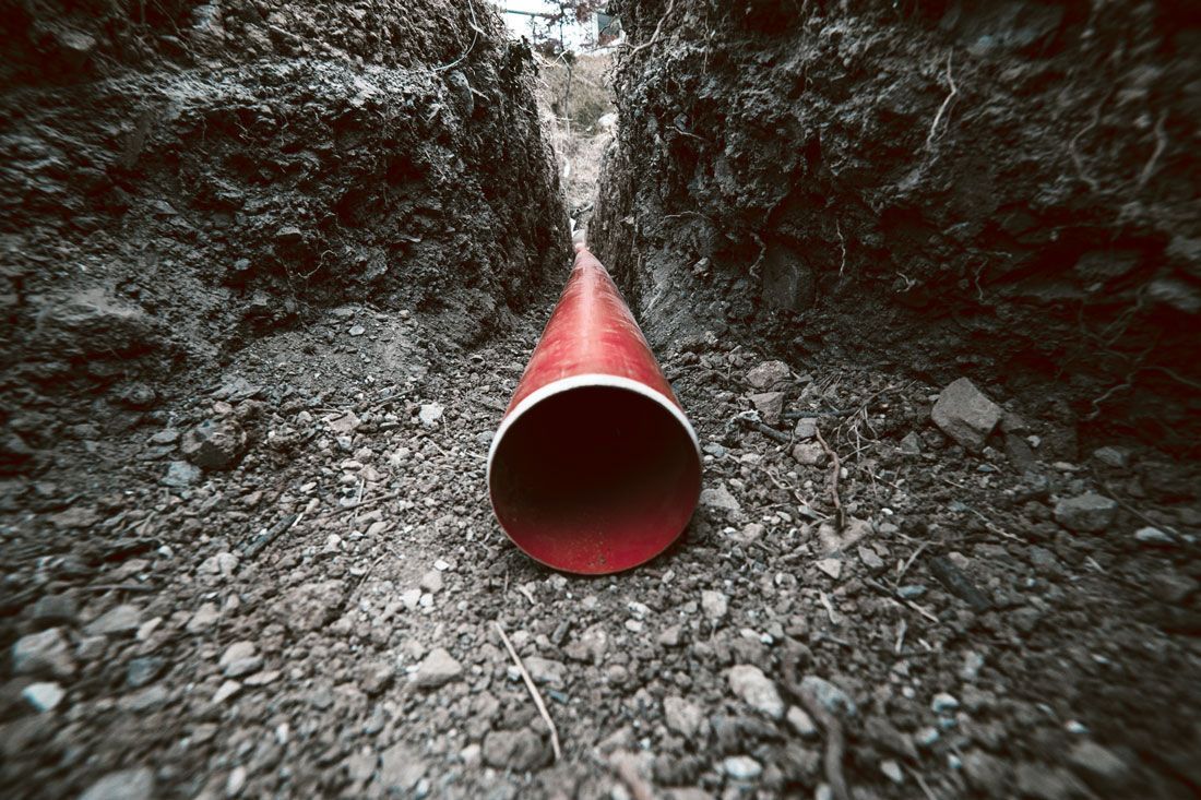 Tuyau rouge dans une tranchée