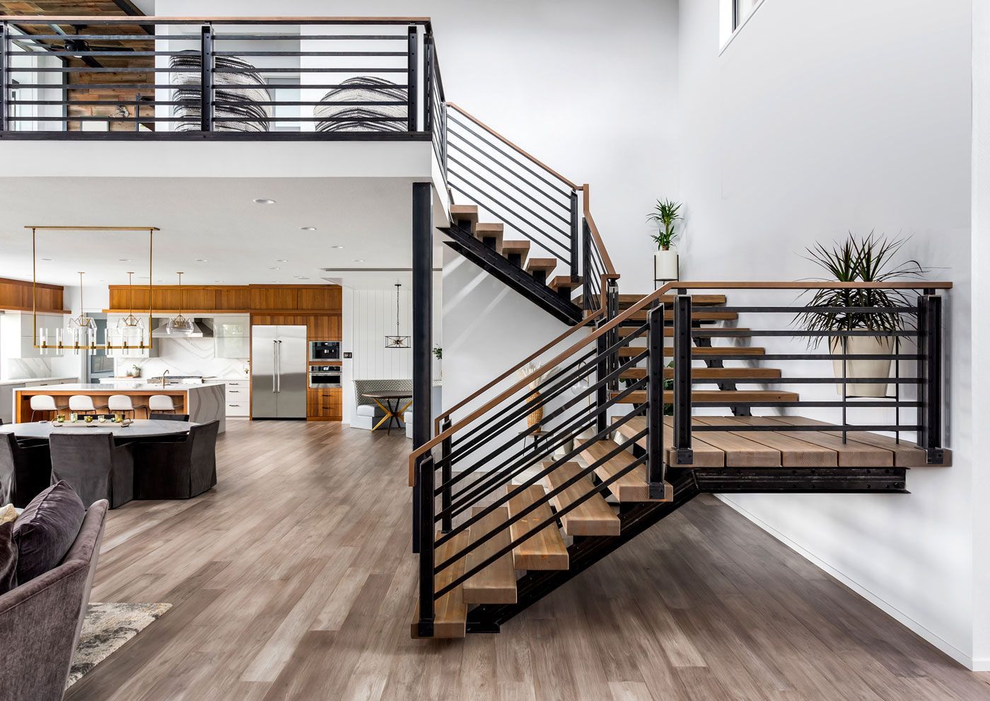 Escalier en bois et en métal dans le salon d'une maison moderne