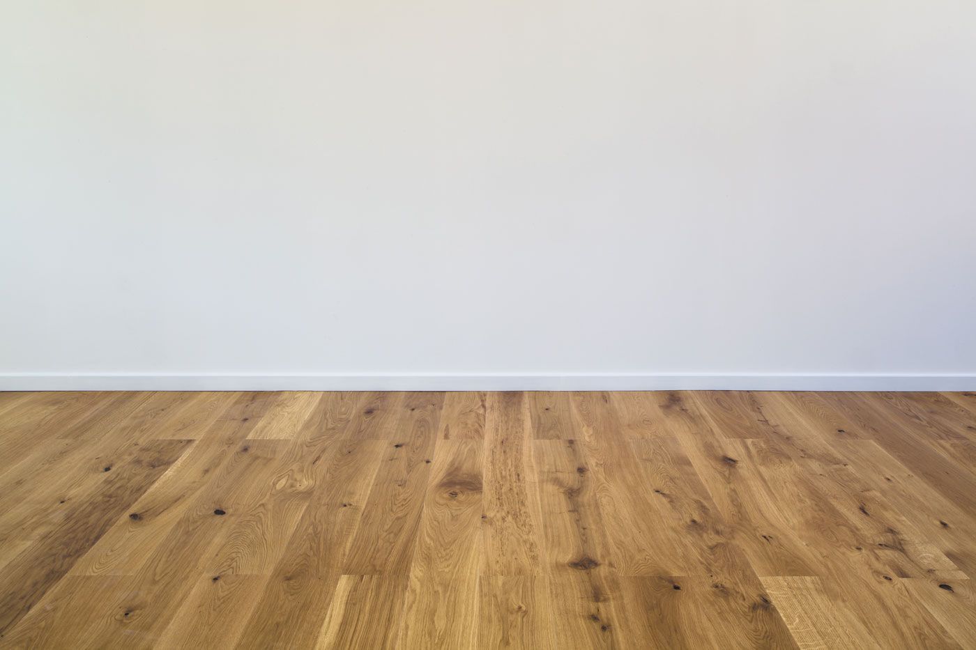 Parquet en bois d'une pièce aux murs blancs