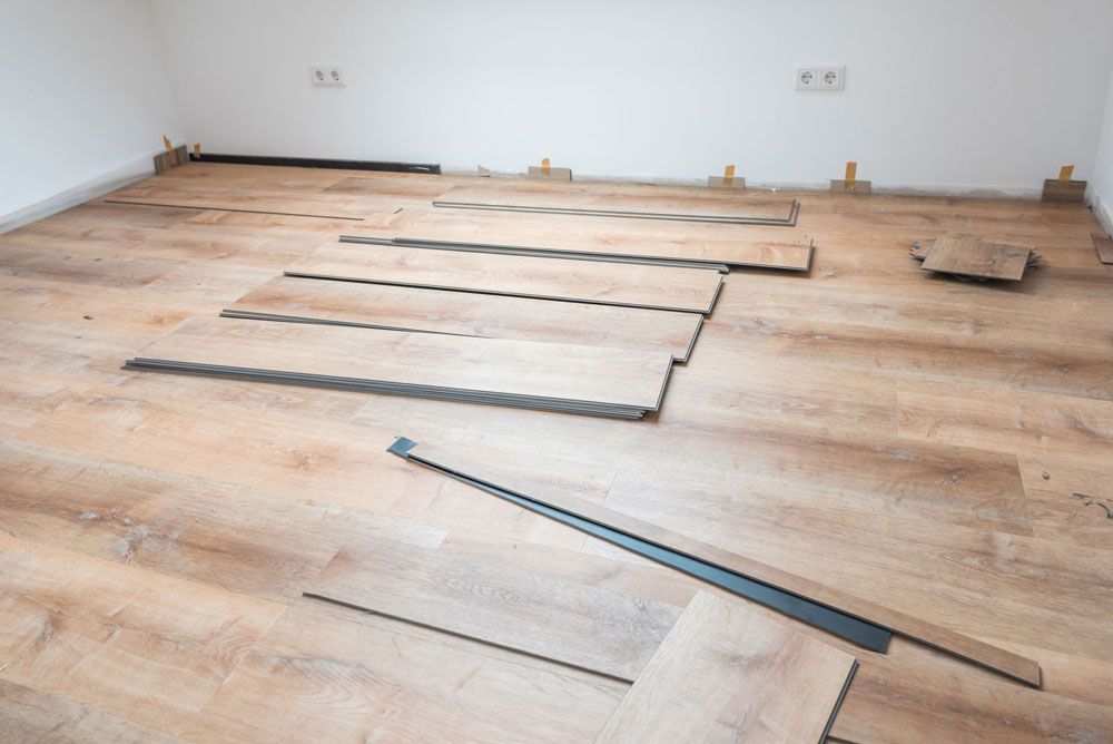Parquet clair en train d'être posé