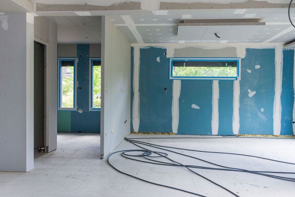 Pose d'une cloison dans une maison en travaux