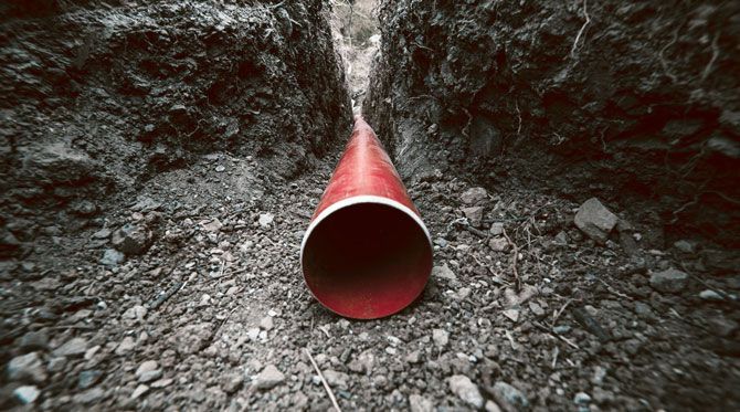 Tuyau rouge dans une tranchée