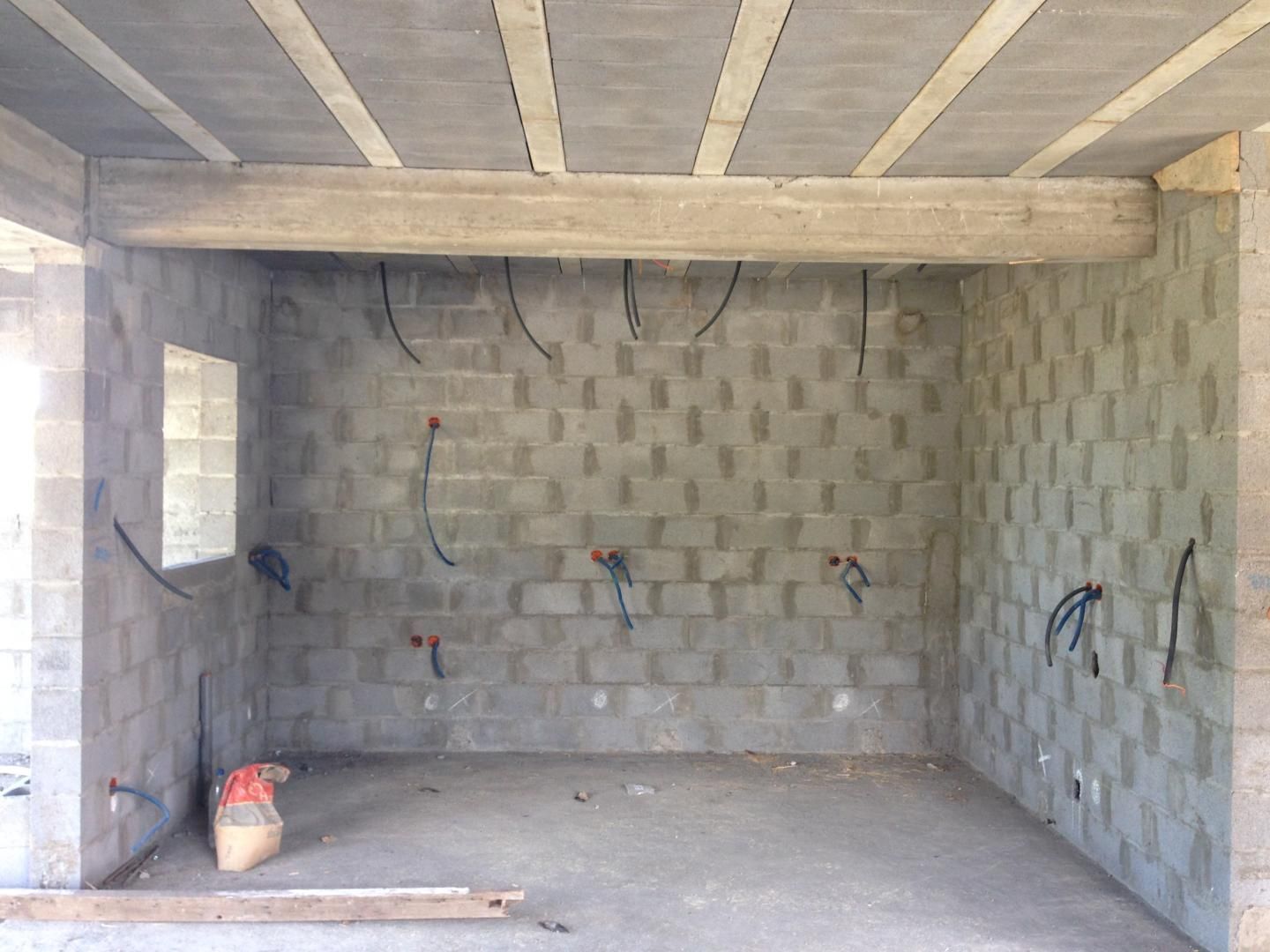 Pièce en travaux avec murs à nu