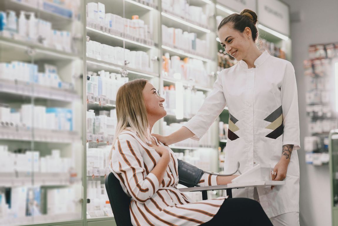 Deux femmes dans une pharmacie