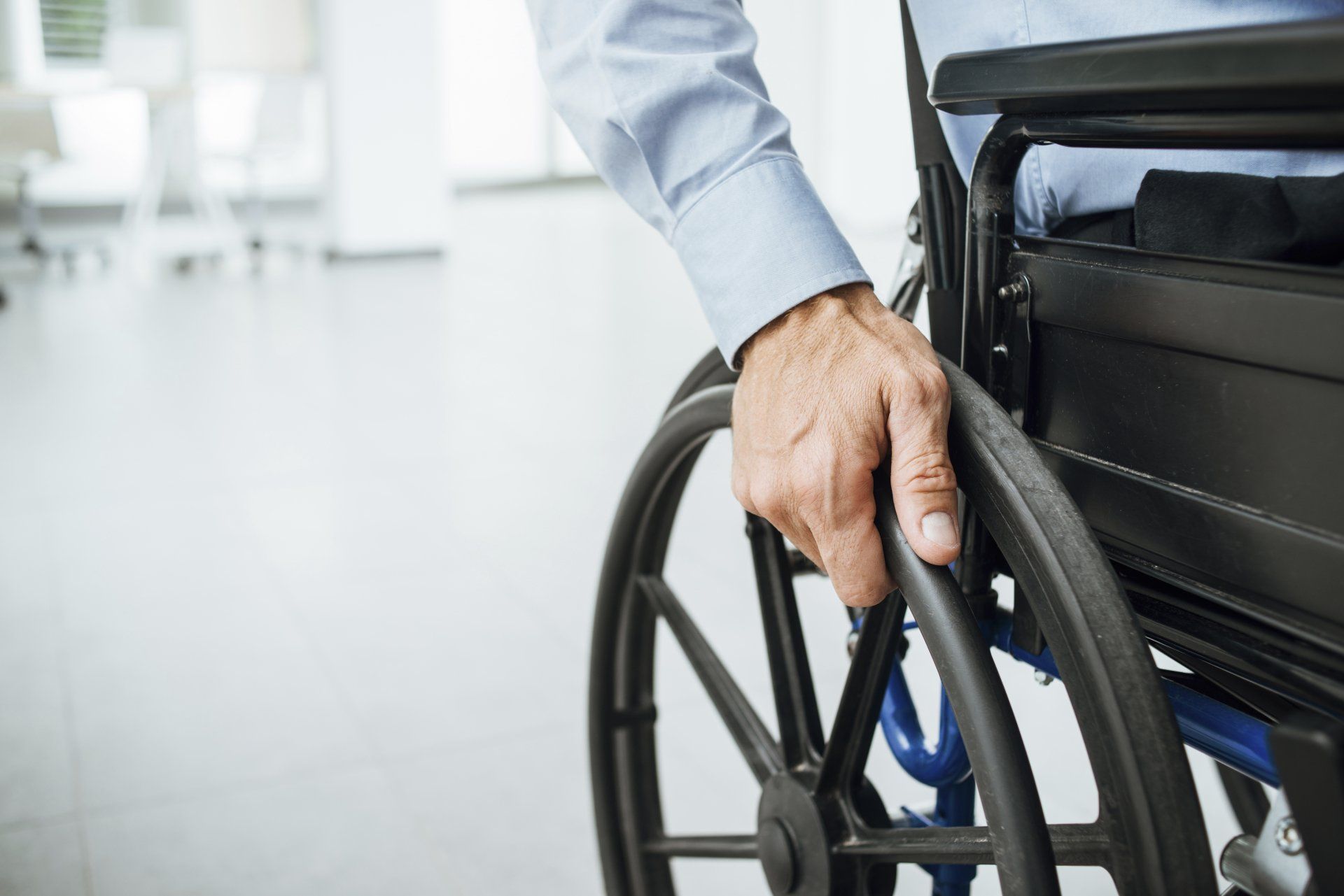 Main sur roue de fauteuil roulant