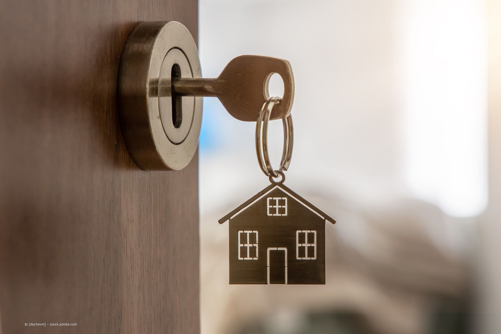 Personen geben sich die Hand