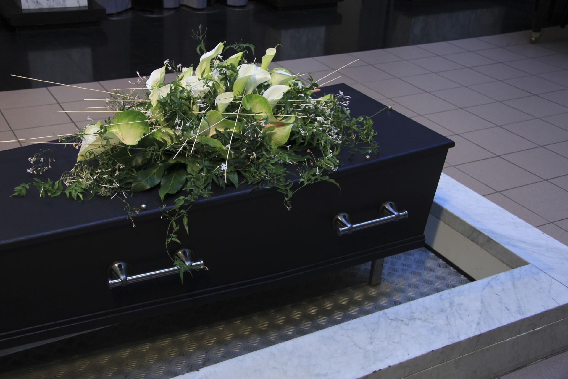Cercueil dans chambre funéraire ornementé d'un bouquet mortuaire