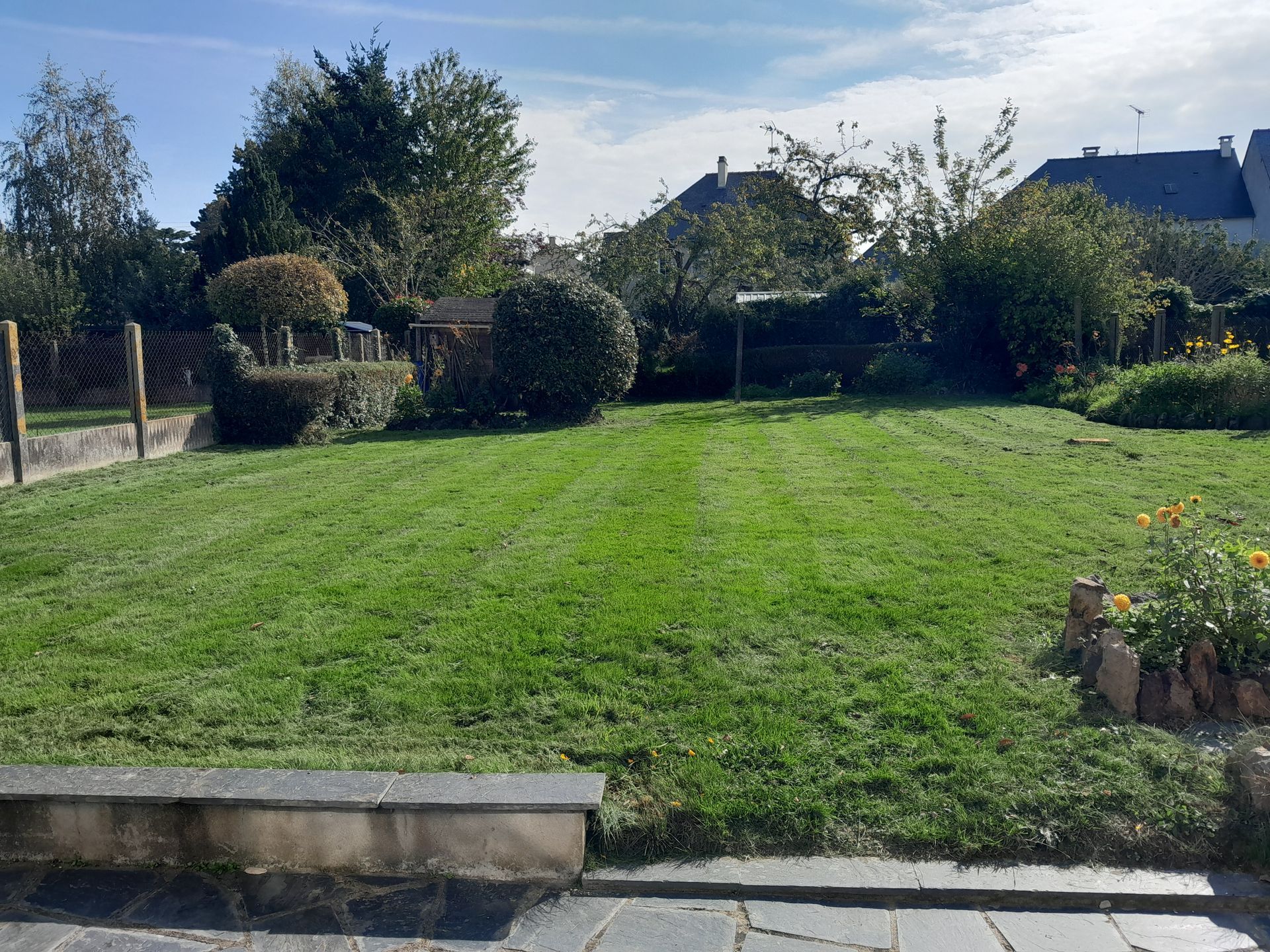 Personne martelant des garnitures en bois sur une surface en bois, gros plan.
