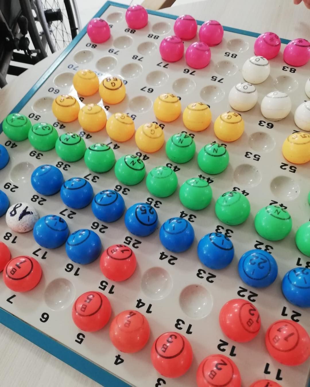 Un jeu de bingo coloré.