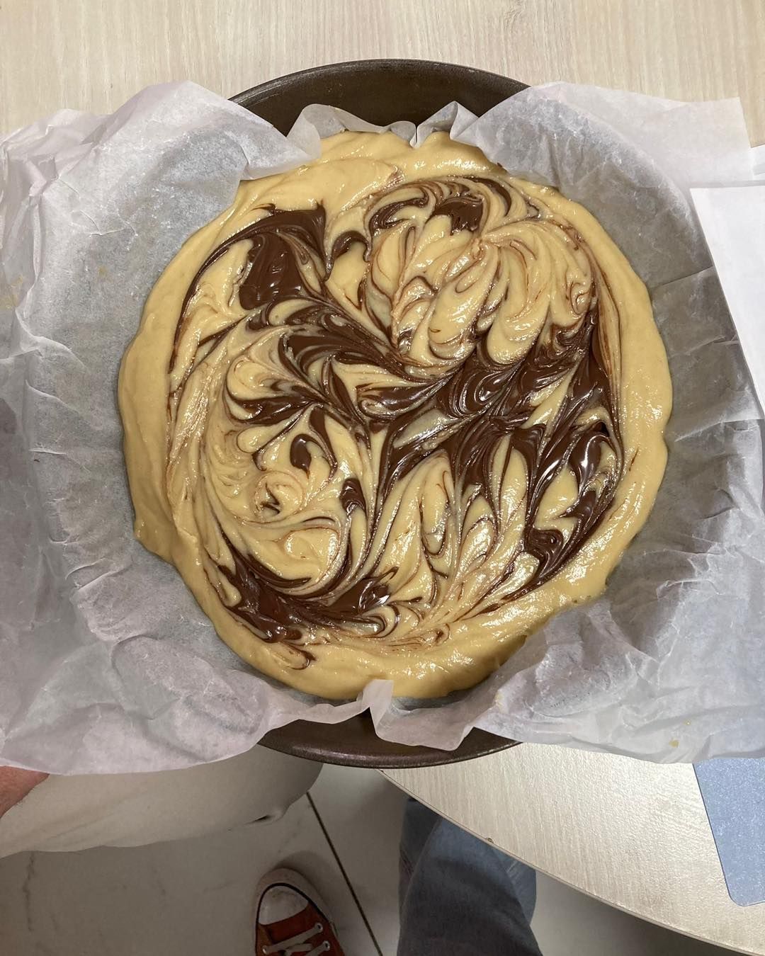 Pâtisserie marbrée au chocolat et à la vanille dans une caissette en papier blanc, vue de dessus