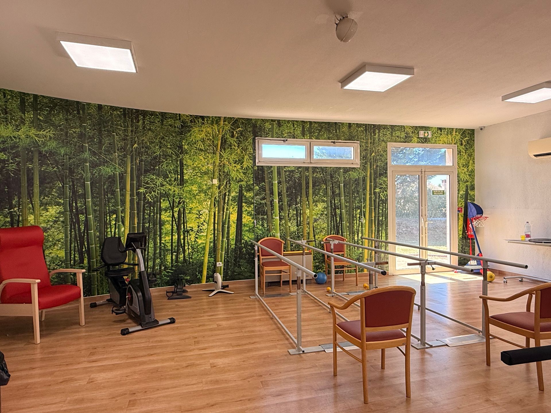 Une salle de kinésithérapie.