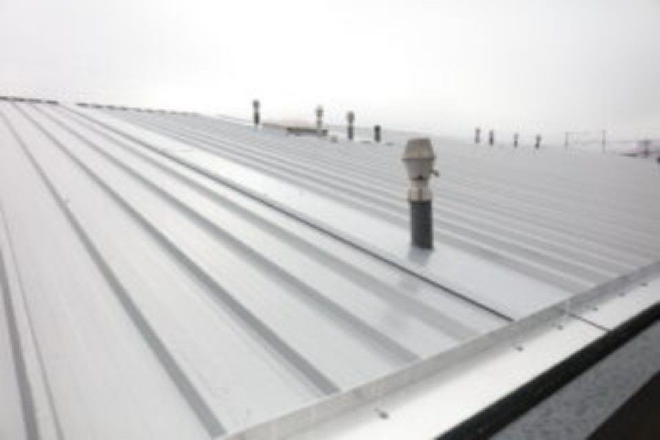 Metalldach mit mehreren Lüftungsöffnungen.