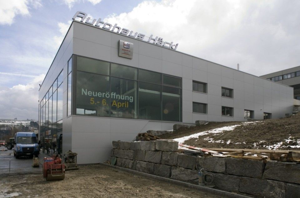 Exterior of Autohaus Hächt car dealership with 