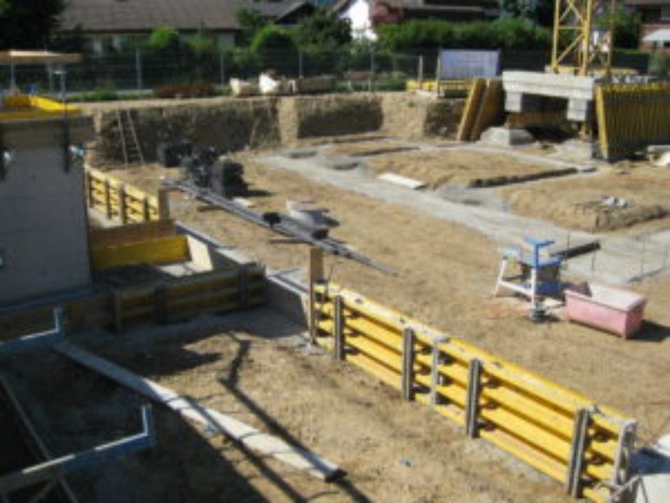 Baustelle mit gelben Holzschalungen, Ansicht vom Boden aus.