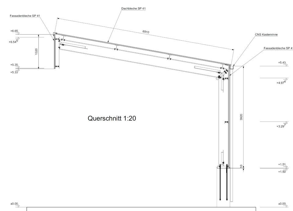 Architektonische Querschnittszeichnung eines Gebäudes. Zeigt die Dachkonstruktion, die Stützpfeiler und die Abmessungen.