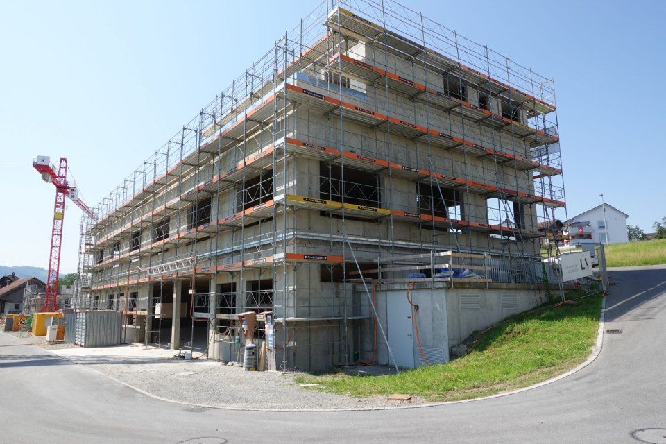 Baustelle eines mehrstöckigen Gebäudes, Gerüst, Kran.