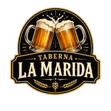Dos jarras de cerveza espumosas tintineando bajo el texto “Taberna La Marida” sobre un fondo negro.