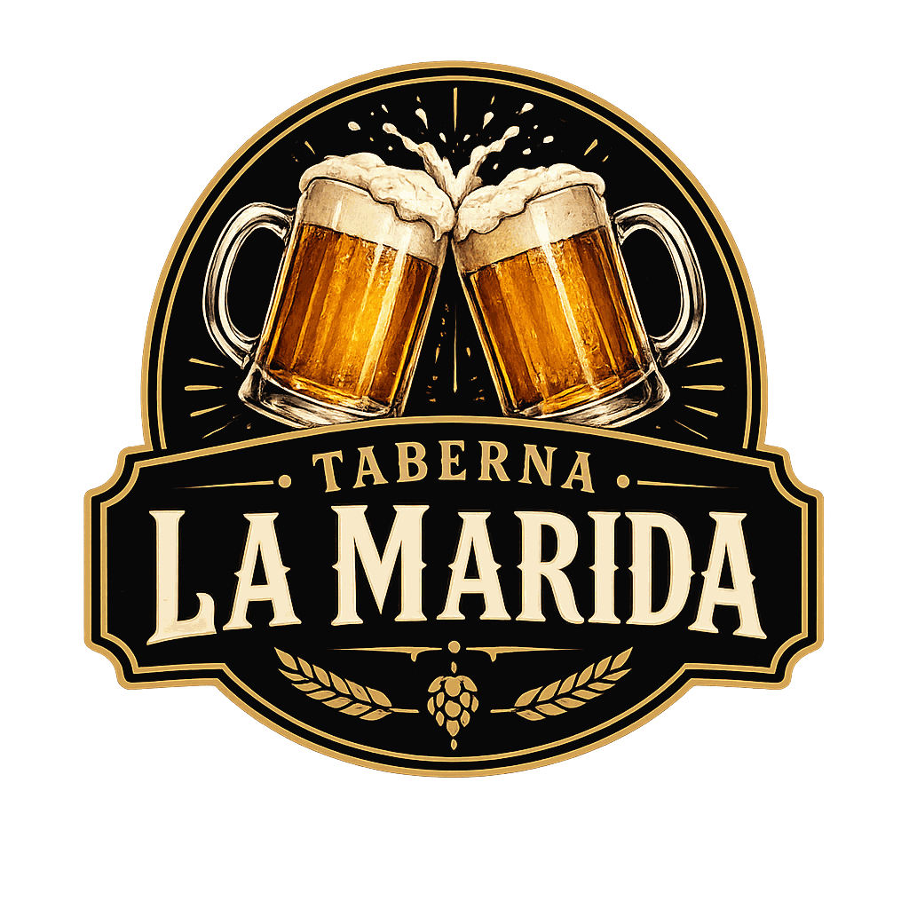 Dos jarras de cerveza espumosas tintineando bajo el texto &ldquo;Taberna La Marida&rdquo; sobre un fondo negro.