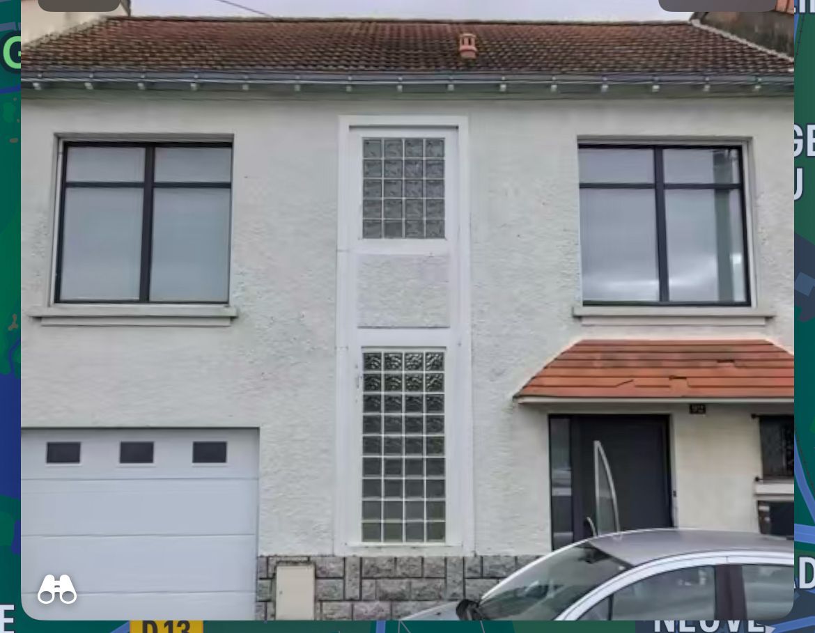 Une personne utilise une perceuse pour fixer des pièces métalliques sur un cadre métallique, probablement dans un atelier.