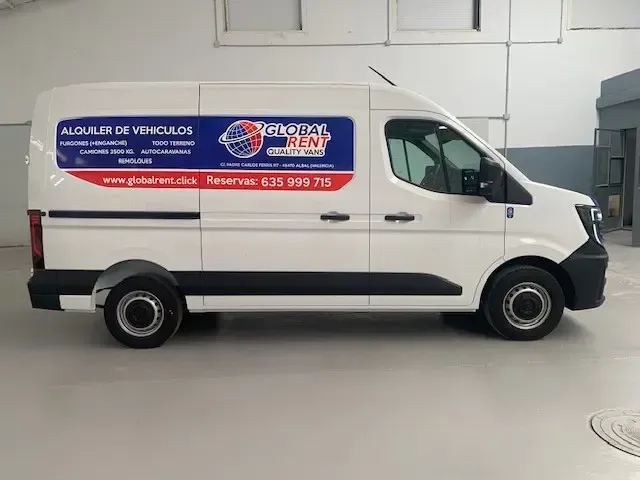 Furgoneta blanca con logotipo 