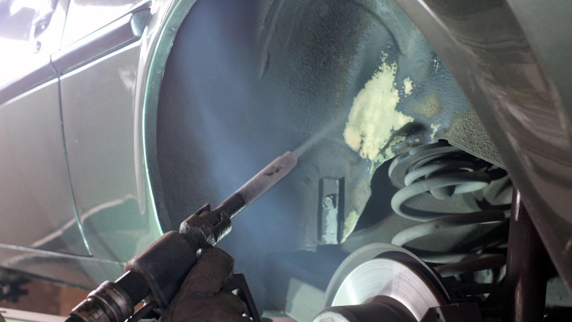 Spezialreinigung eines großen Edelstahltanks mit Hochdruck