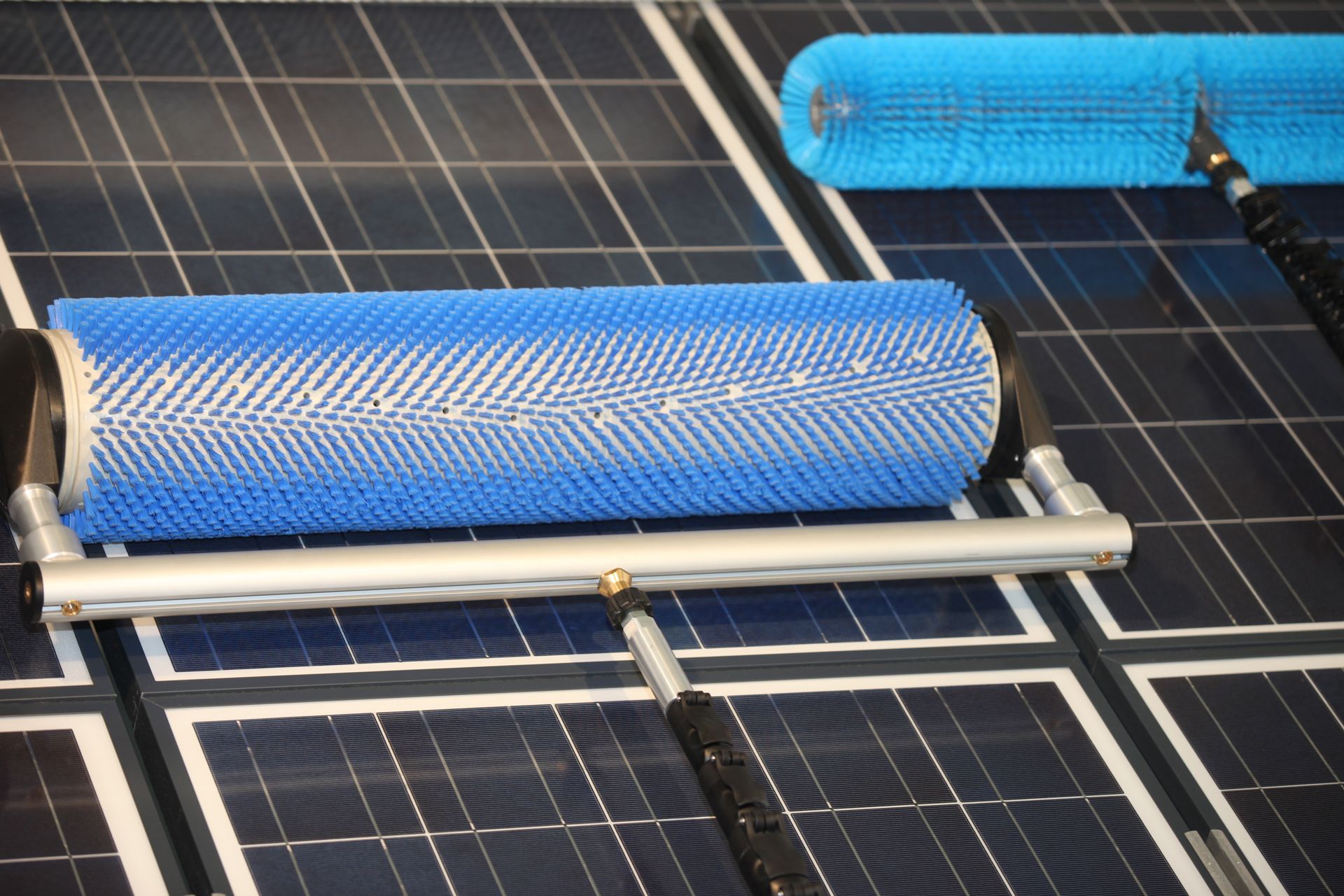 Professionelle Reinigung von Solarpanelen mit Bürsten