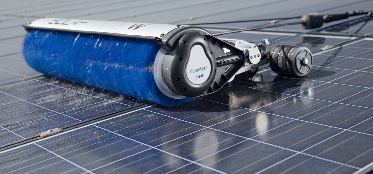 Unterhaltsreinigung eines Waschbeckens mit Tuch und Handschuhen