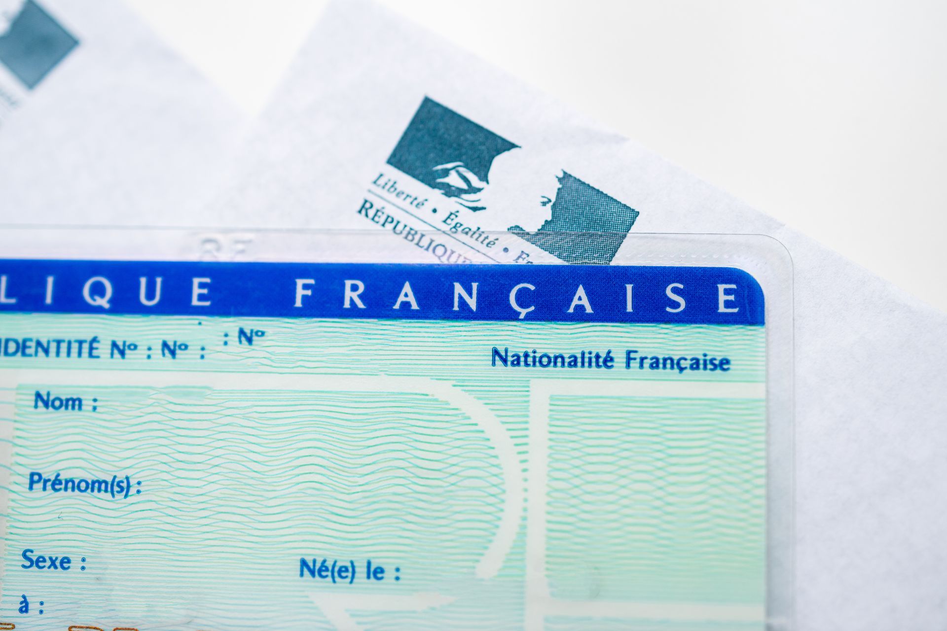 Carte d'identité vierge et document avec logo de la République française