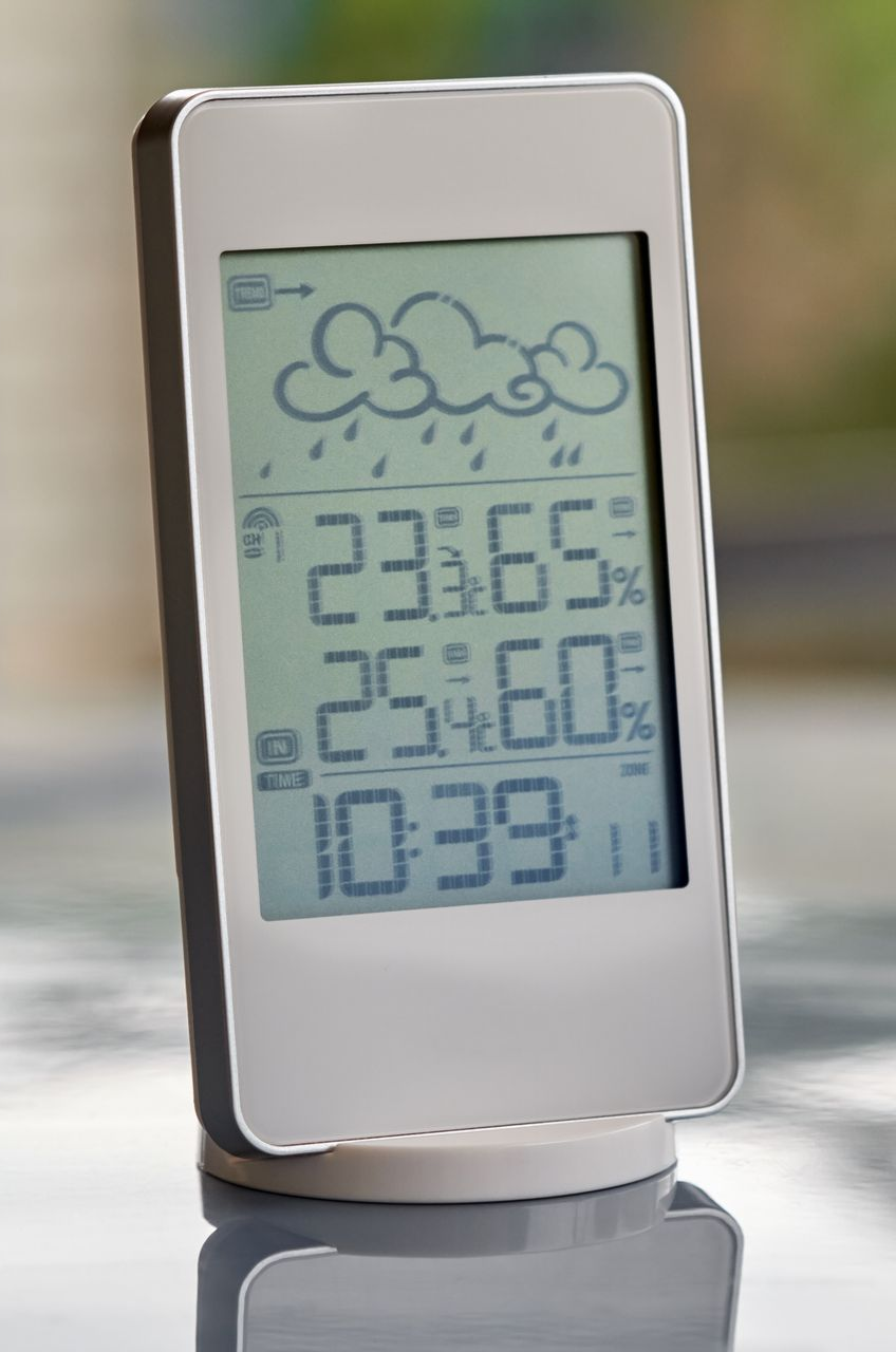 Station météo affichant un temps nuageux et pluvieux, avec la température, l'humidité et l'heure.