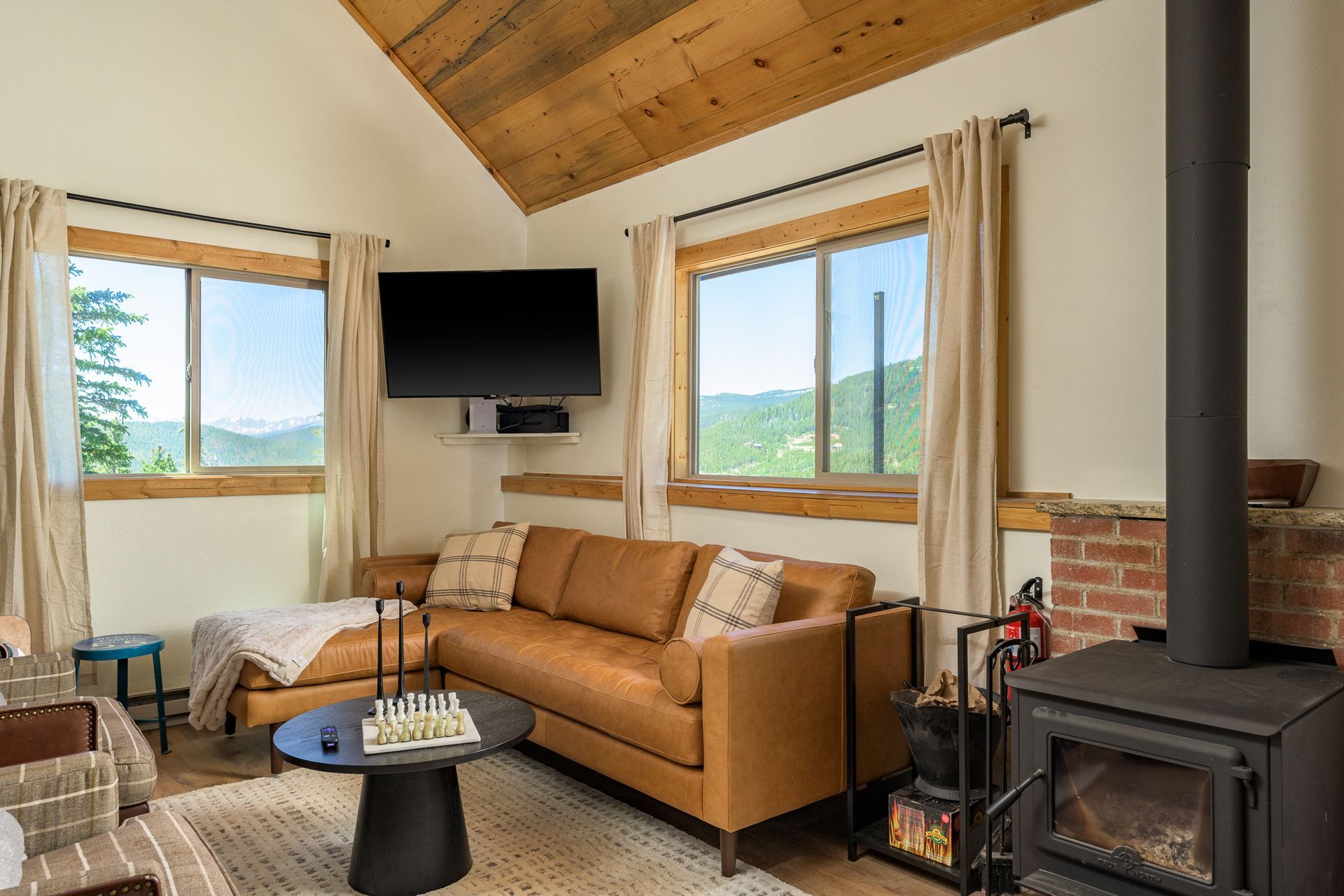 Living Room - Skyline Lodge