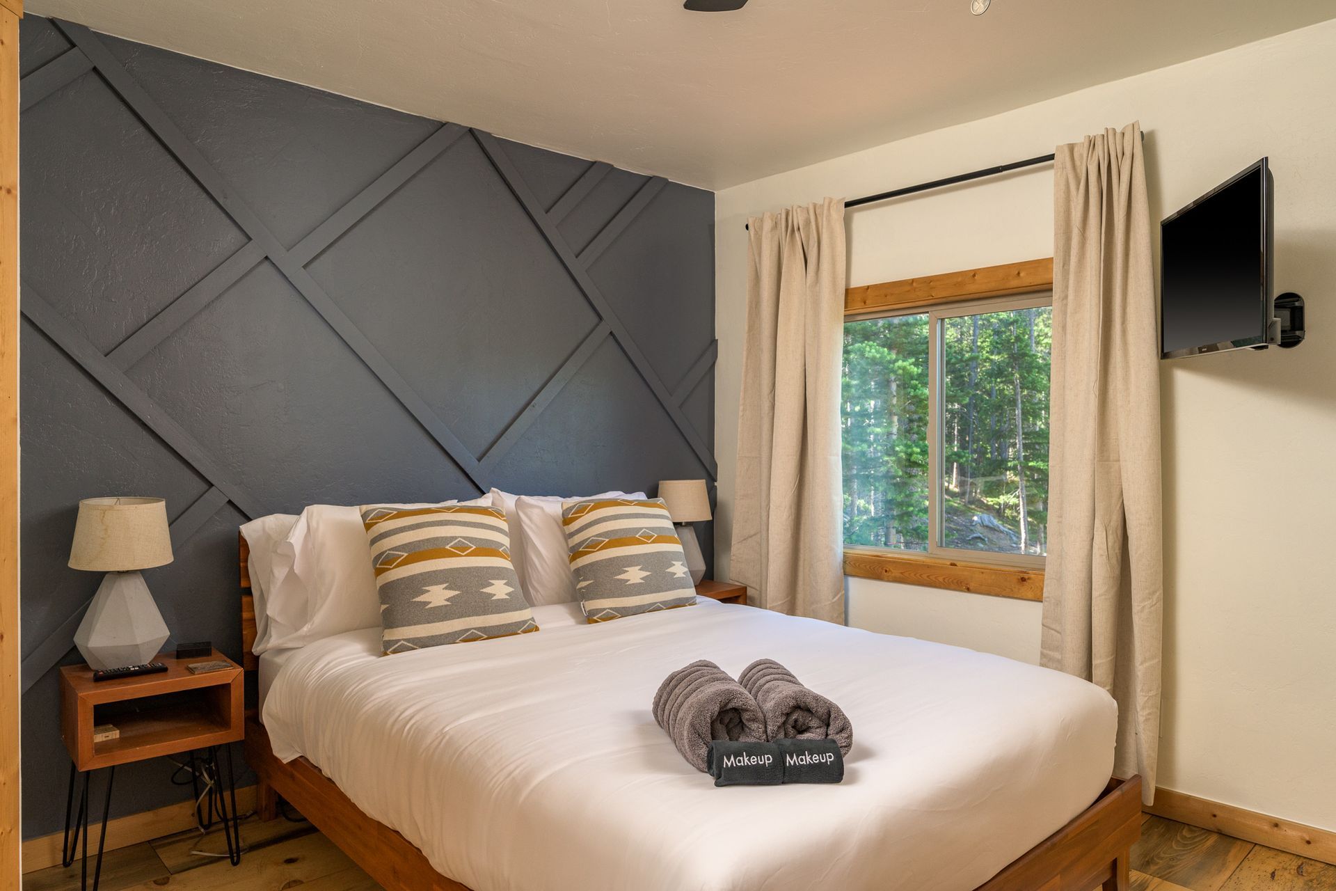 Upstairs Bedroom - Skyline Lodge