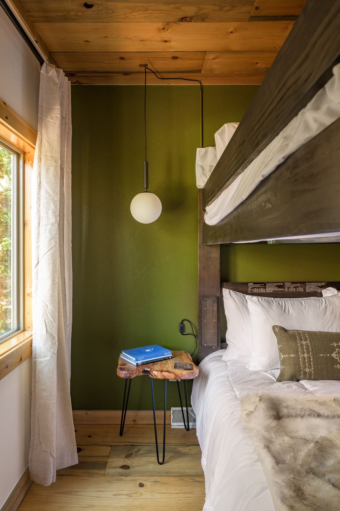 Queen over Queen Bunks - Skyline Lodge