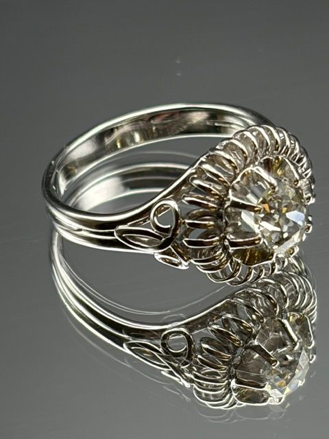 Bague en argent et diamant présentée sur un présentoir à bijoux blanc