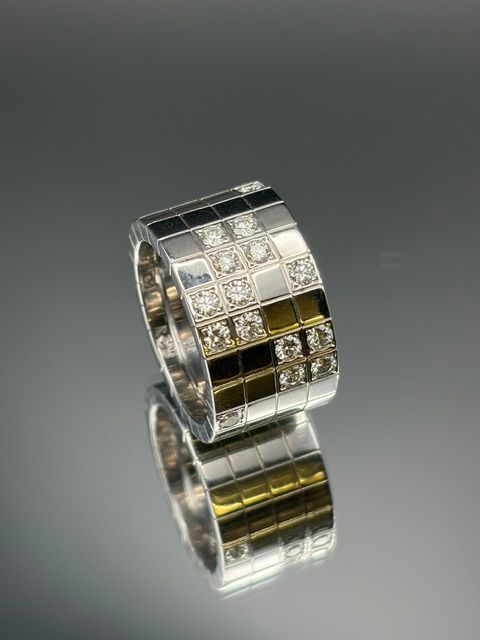 Des mains gantées comptent des billets en euros à côté d'un smartphone, de bijoux et d'un tissu blanc sur une table sombre