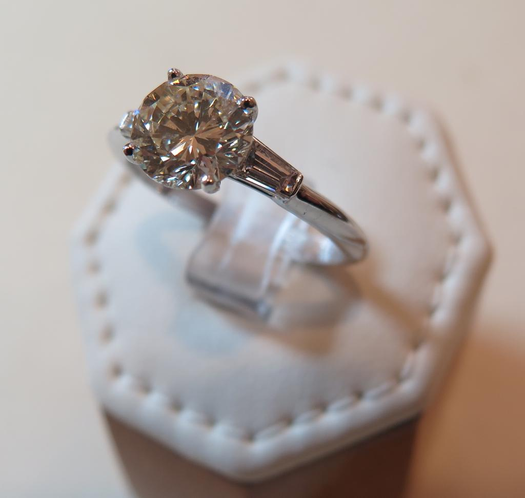 Bague solitaire en diamant sur un présentoir blanc