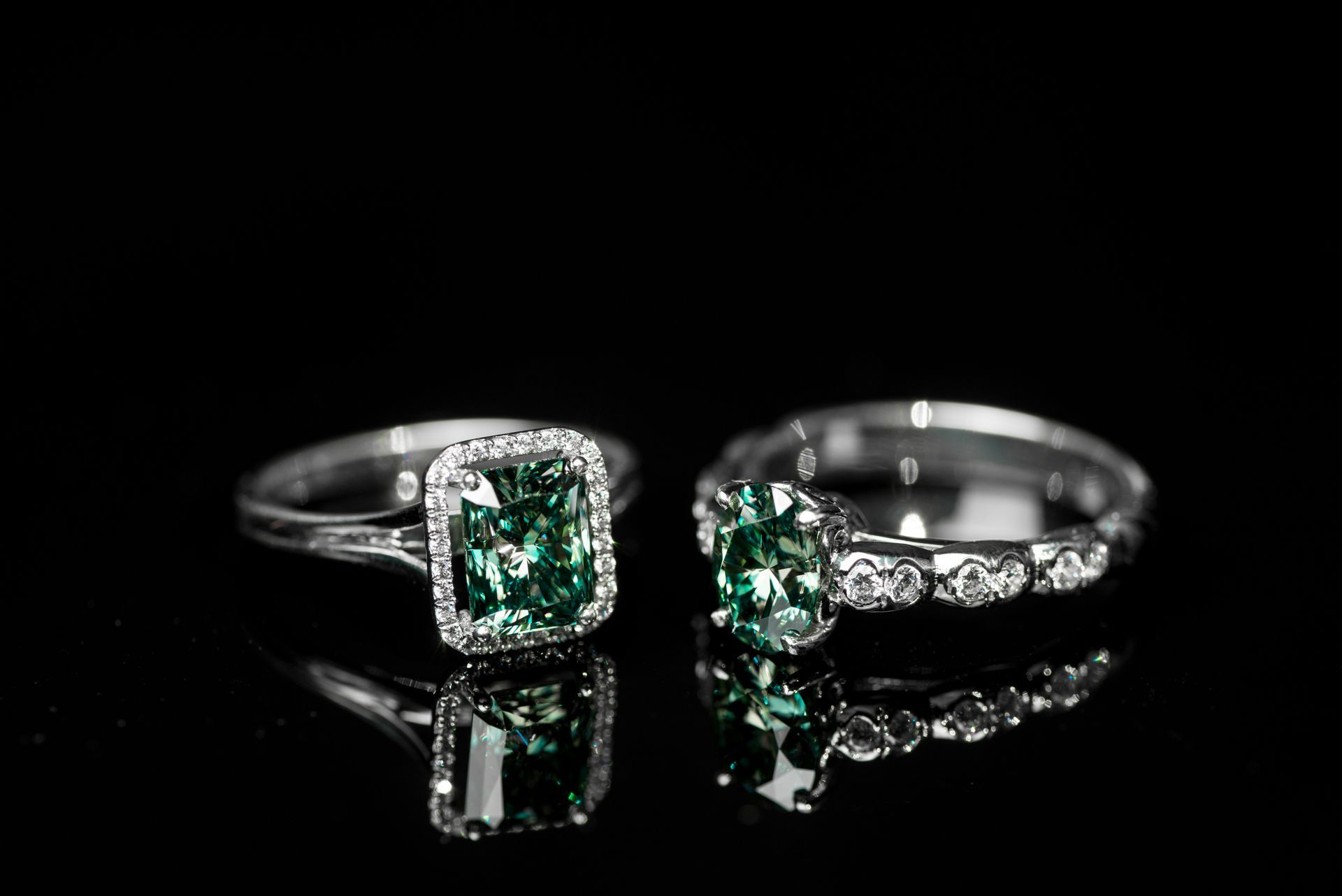 2 bagues avec des diamants et une pierre au milieu.